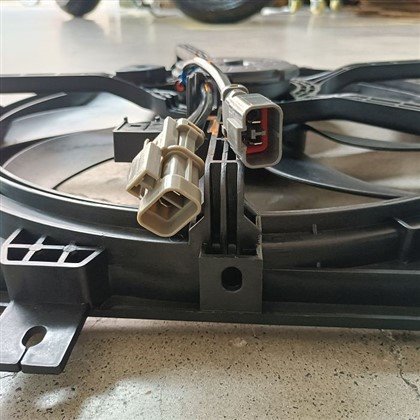 فن خنک کننده فن رادیاتور برای NISSAN TIDA VERSA(CVT)12 NOTE12 21481-3AB3A 21481-EE90B 92120-EE90A